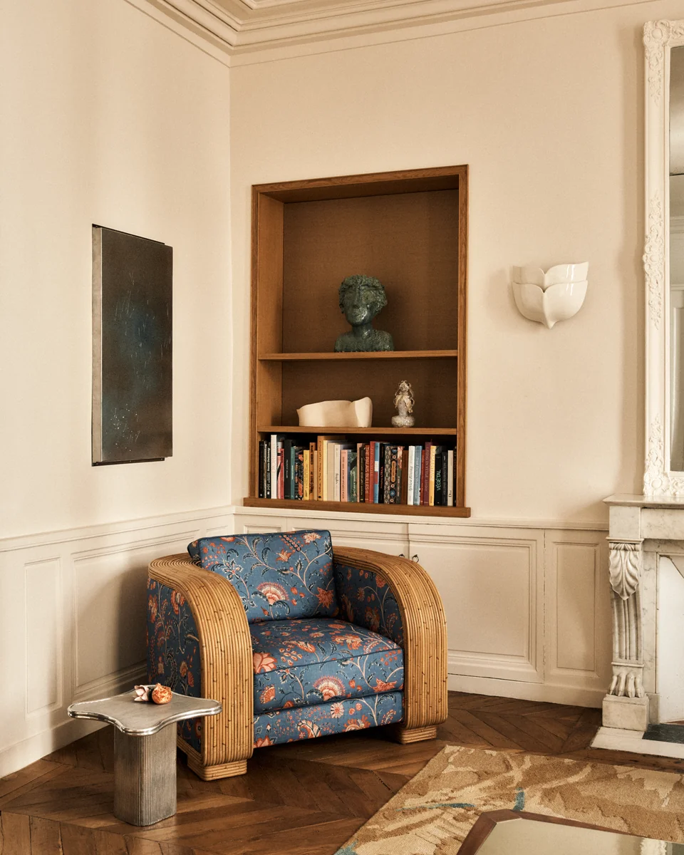 Ultra Violet — Armchair in front of the bookcase