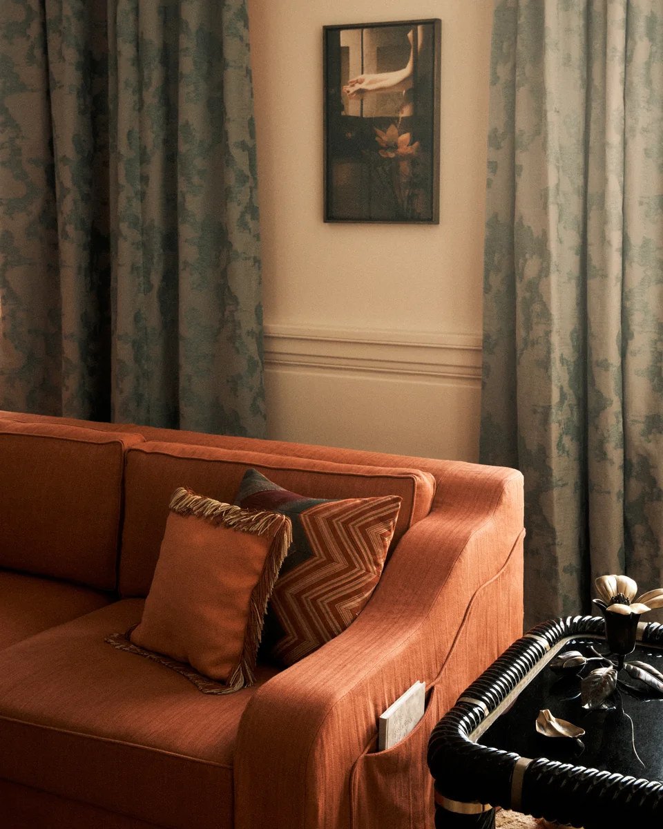 Ultra Violet — Detail of the sofa and textiles