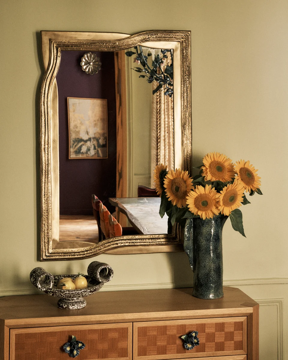 Ultra Violet — Mirror and arrangement on the console
